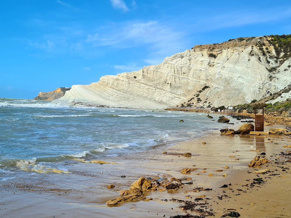 In guerra per amore : Cliffs where Mimmi and Saro are listening for enemy bombers.