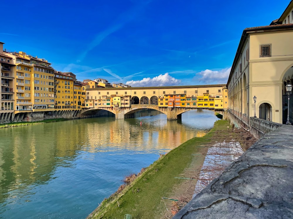 Visiting Italy : bridge over river Arno