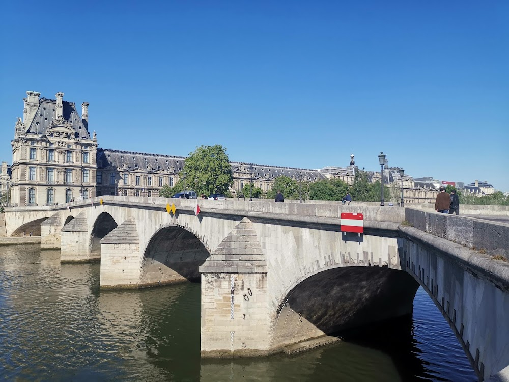 La désenchantée : Beth walks towards the Louvre after selling Edouard's book