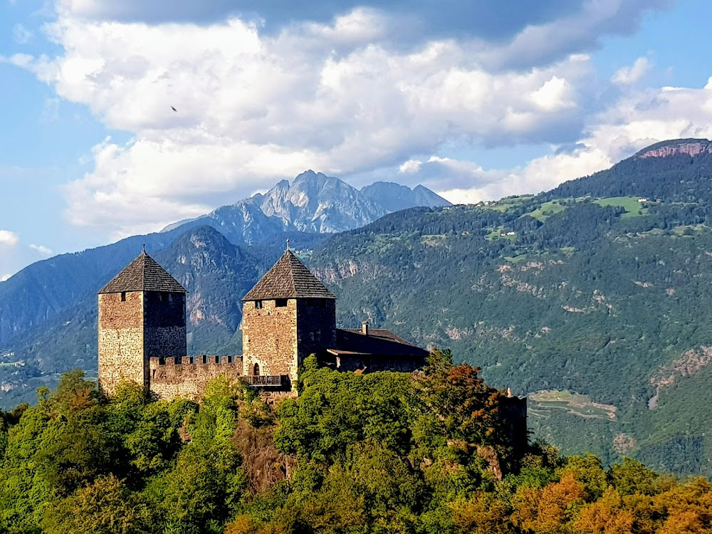 Ivanhoe : Ivanhoe searching for Richard, 1st castle he passes by