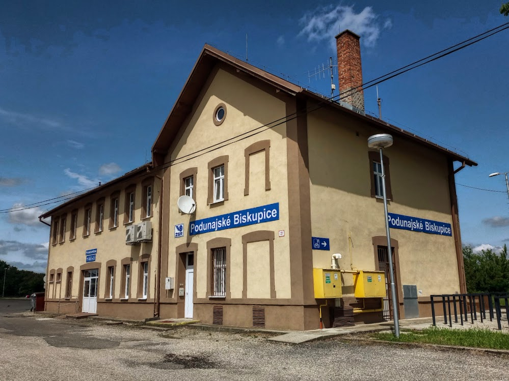 Ja milujem, ty milujes : Railway station