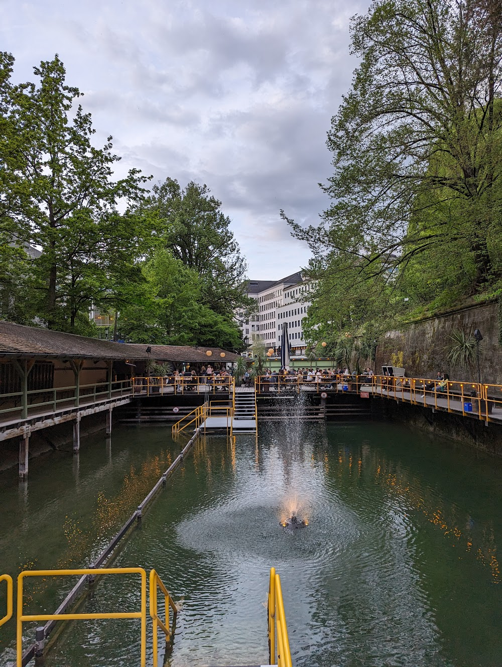 Jack the Ripper : A moat and a section of the Seeuferanlage built in the 1880's, pass for the Thames river and its embankments. Also the location of the botanical garden.