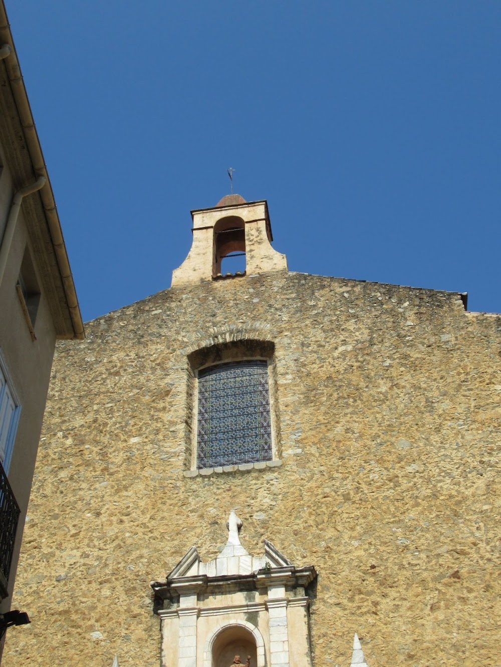 J'ai oublié de te dire : church where Marie prays for or Jaume's healing