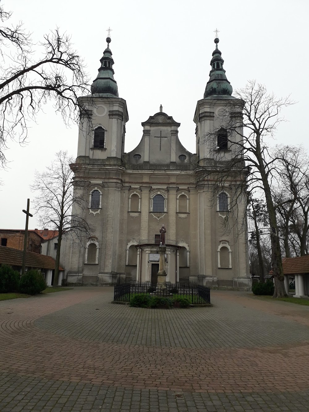 Gwiazda Piolun : church courtyard