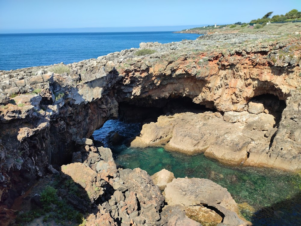 Der Fremdenführer von Lissabon : A couple visits the Hell's Mouth, with impressive waves breaking against the rocky walls.