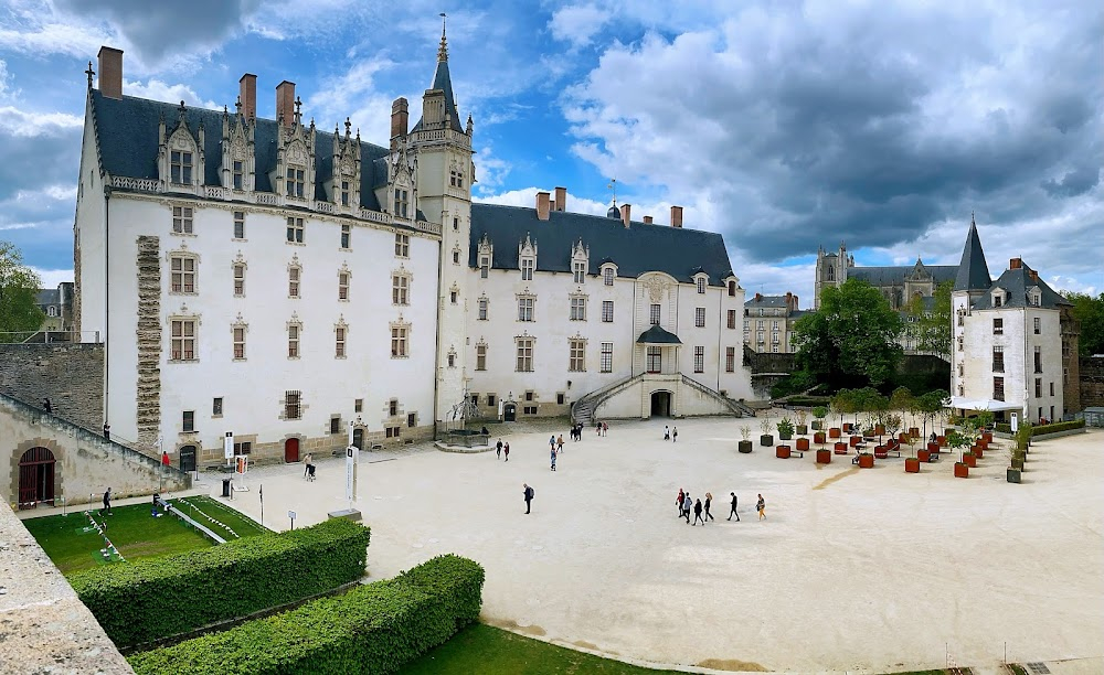 Monsieur Taurins : Gunars on the phone in front of the castle