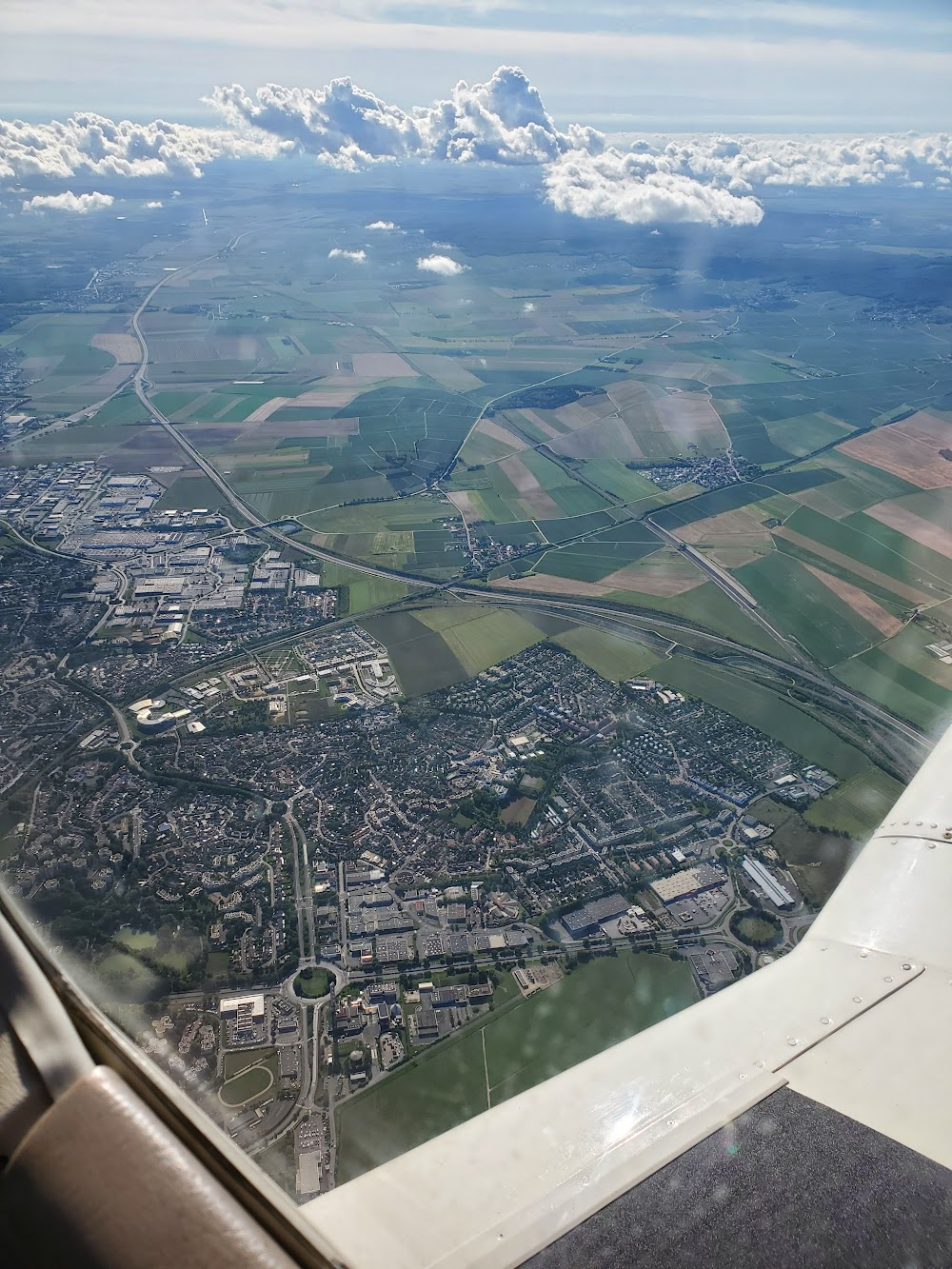 Les copains du dimanche : airdrome where Casti and Trébois repair the old plane