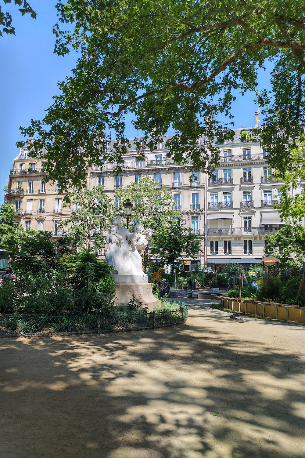 J'embrasse pas : Pierre accompanies Evenlyne and her mother at the city park