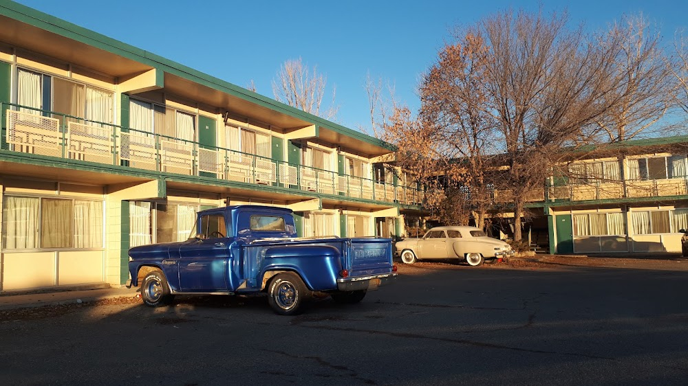 Jet Boy : exteriors: motel