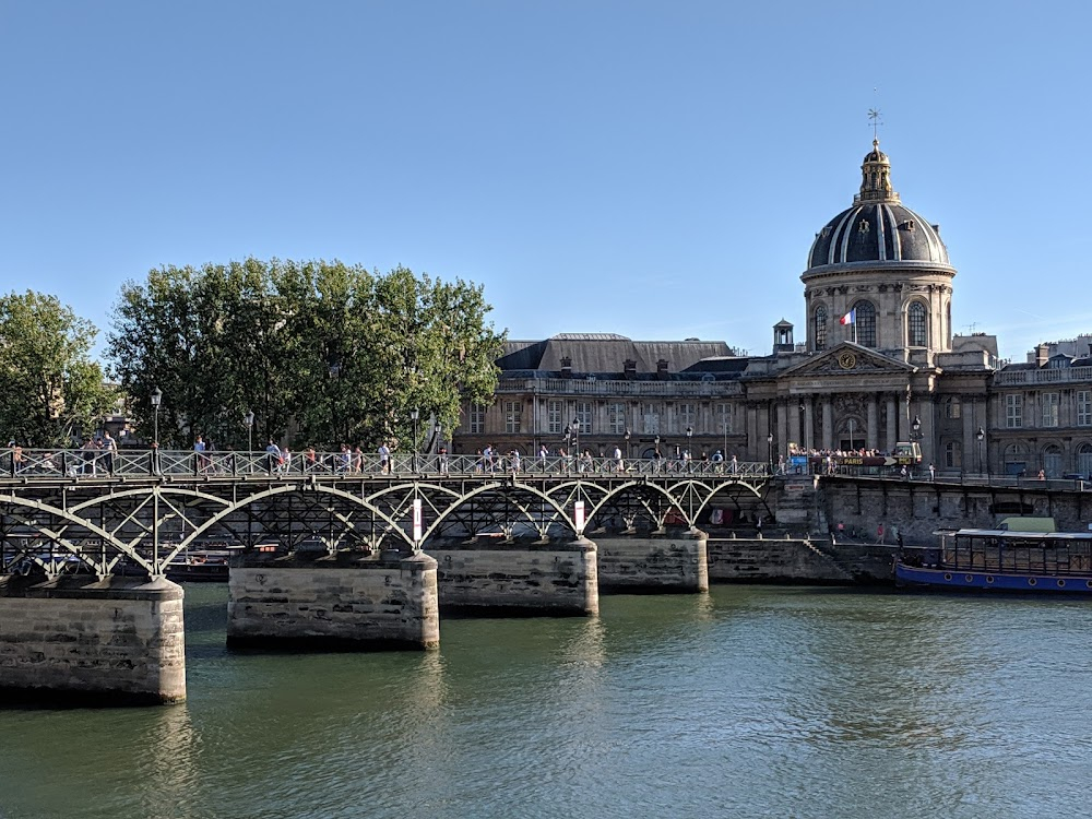 Leur dernière nuit : Madeleine throws paper in river