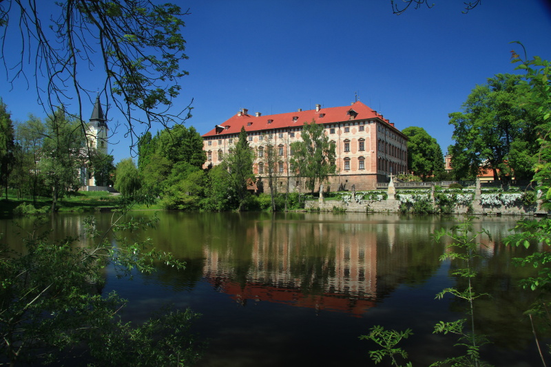 Jezerní královna : Castle