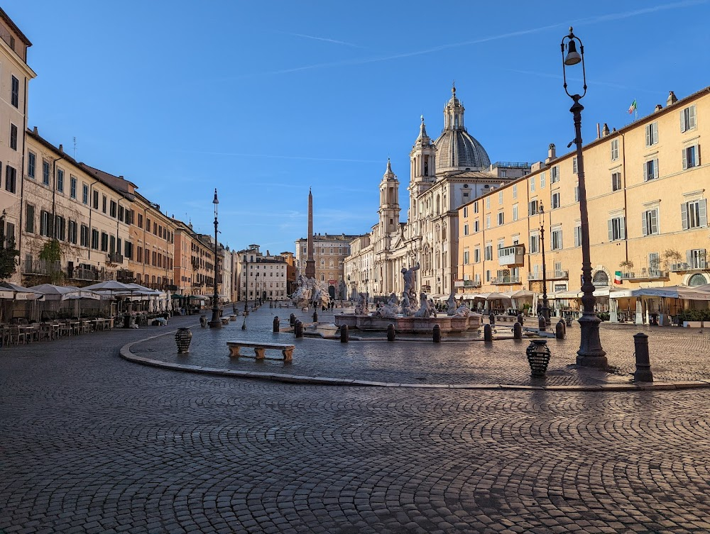 La moda proibita (Roberto Capucci e il futuro dell'Alta Moda) : Capucci's dresses in the fountains