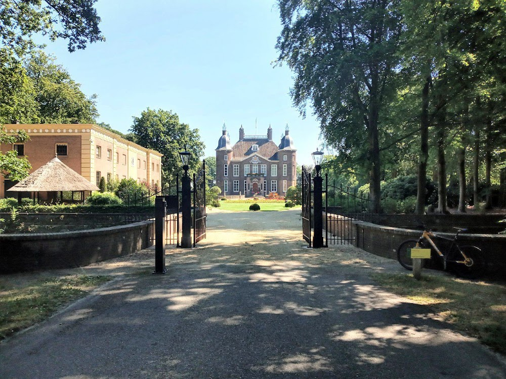 Kees vliegt uit : Ouderlijk huis