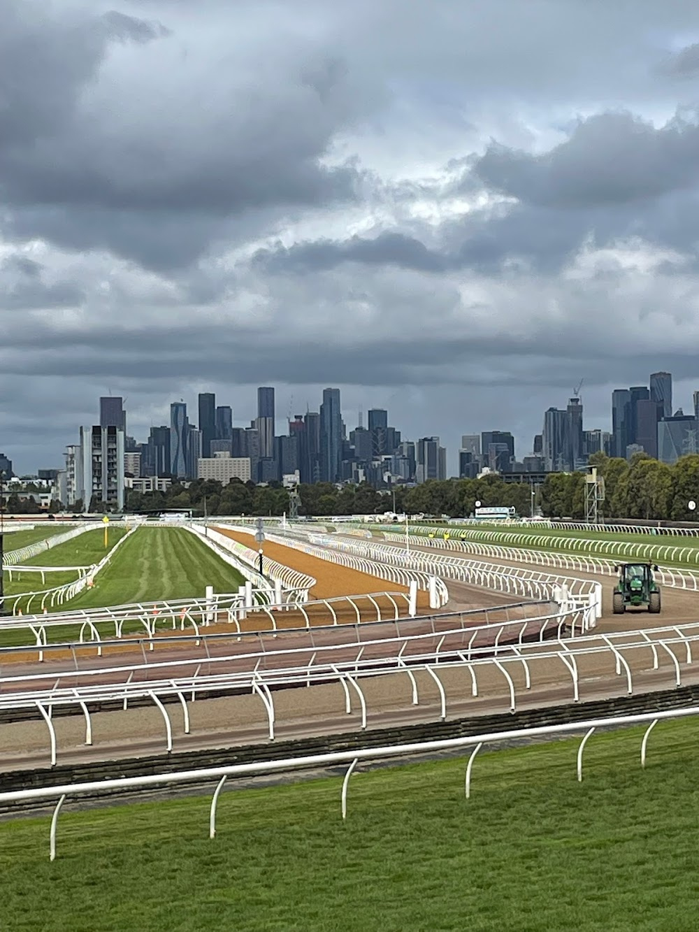 The Queen in Australia : horse racing