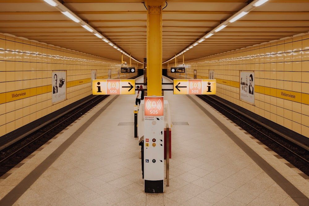 Killing Eve : Bill and Villanelle's first meeing, by yellow U-Bahn trains.