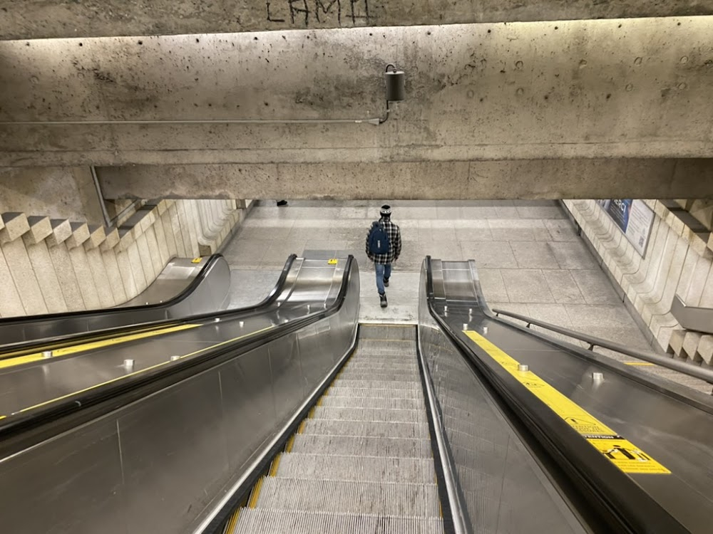 King Dave : Young Dave bullied at the métro station