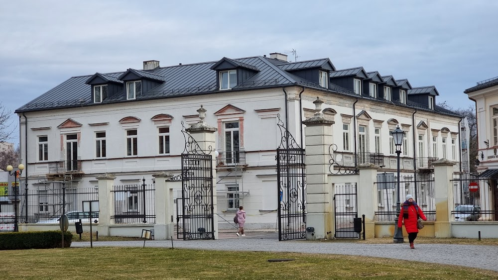 Trzy kroki po ziemi : train station