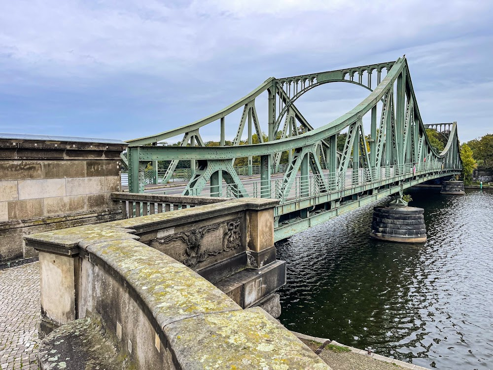 Kundschafter des Friedens : Paula burns the results of her paternity test and throws them out of the car window while driving across the bridge.