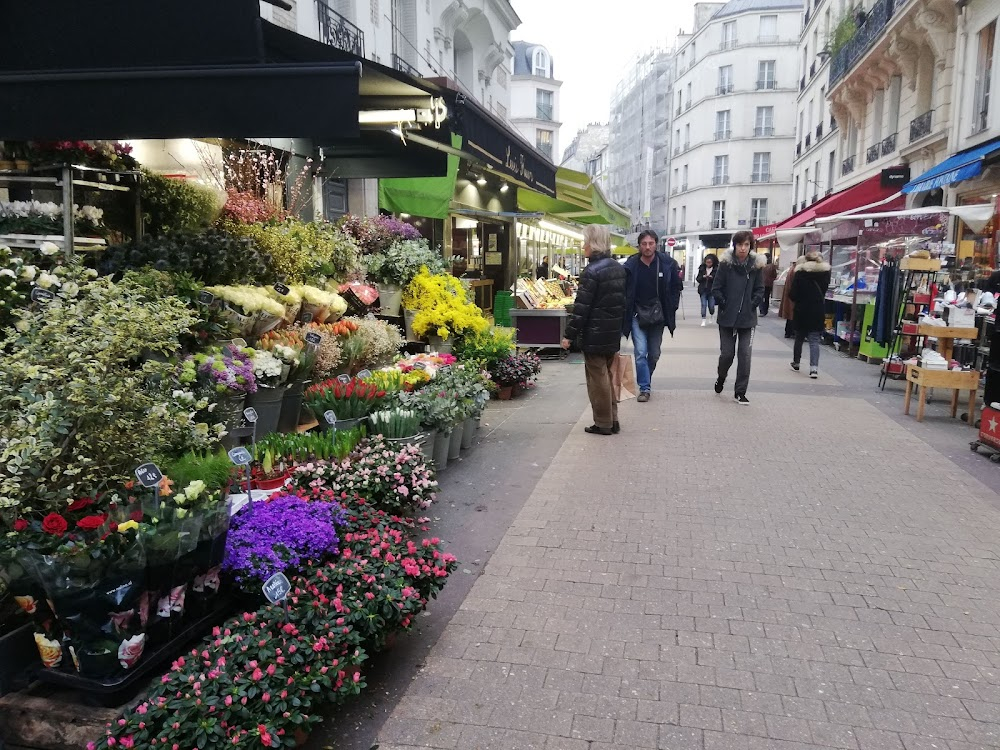 La boulangère de Monceau : young man follows blond woman