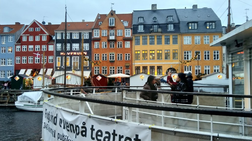 La casa de papel : Exterior waterfront scene at the beginning of P5: E1