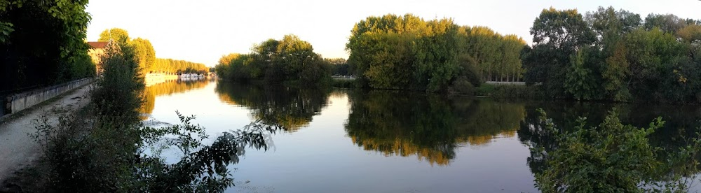 La chambre bleue : Gahyde's workplace, and scenes by the river