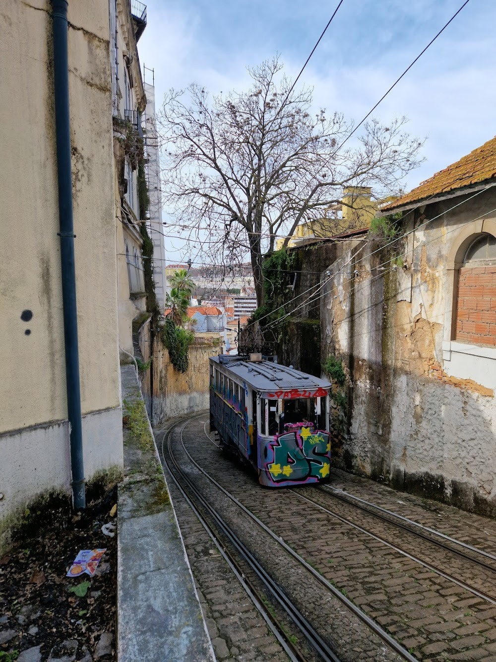 La chica del Molino Rojo : Car stuck between two funicular cabs.