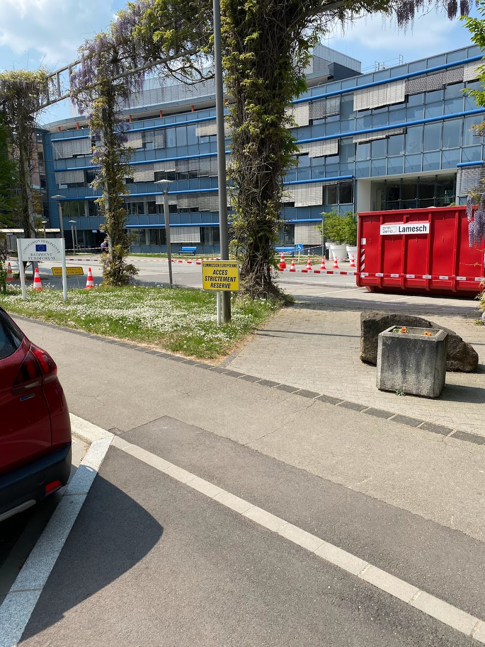 La confrérie des larmes : outside when cleaning windows, inside for the empty office