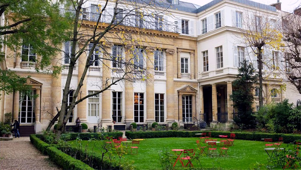 La conquête : exteriors: Palais de l'Elysée