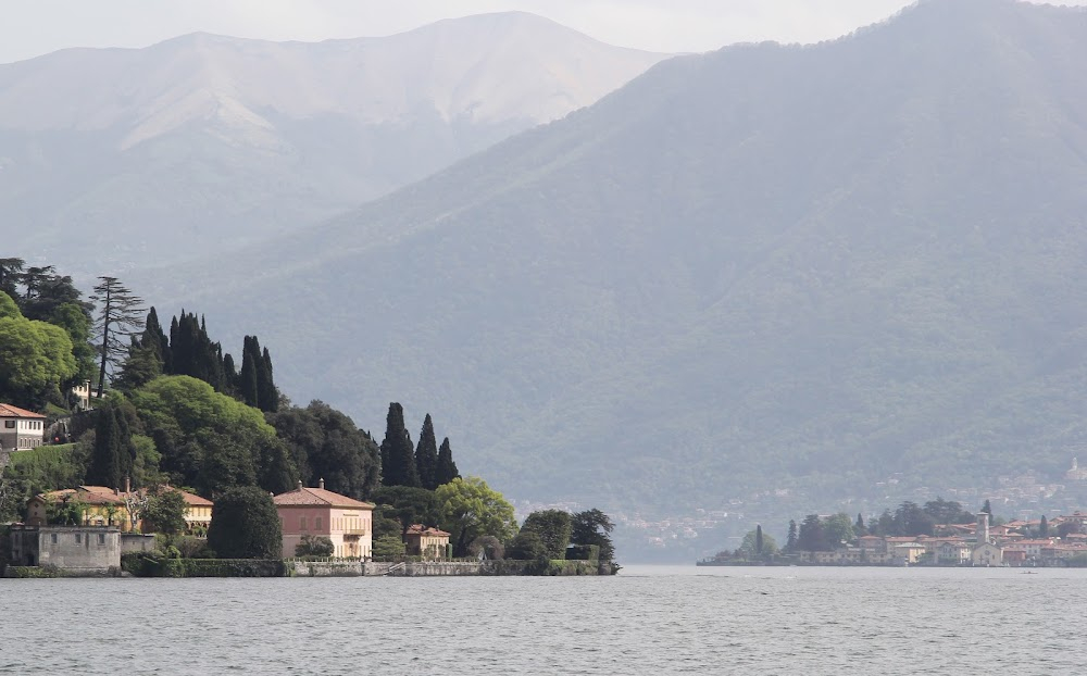 La corruzione : lakeside villa's gate