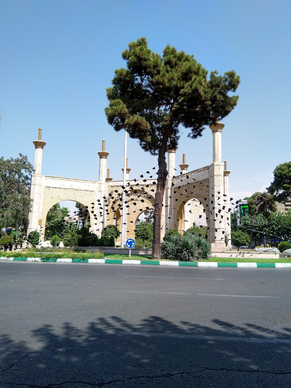 La croisière jaune : arrival in Tehran through the ancient Qazvin gate, now demolished