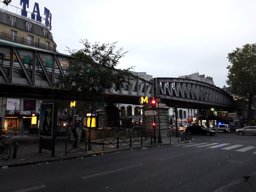 La daronne : deal almost busted by the police around the metro station