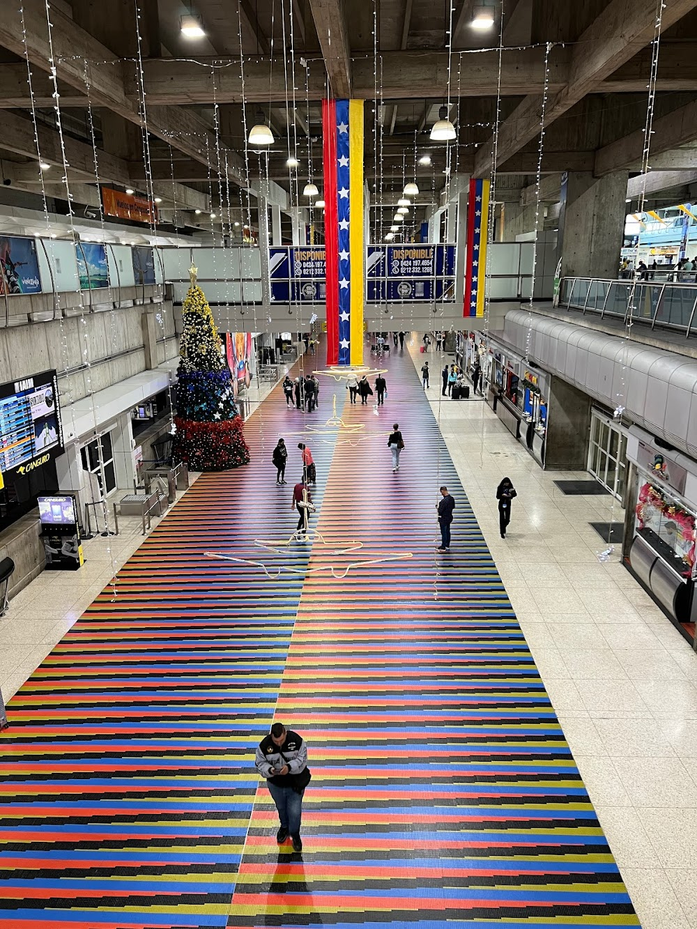 La distancia más larga : airport - interior scenes