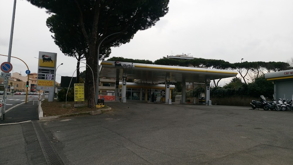 Il sorpasso : Where Bruno and Roberto stop to refuel and to use the restroom