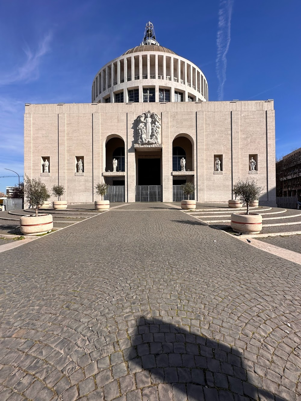 La dolce vita : Marcello runs after Steiner to a church