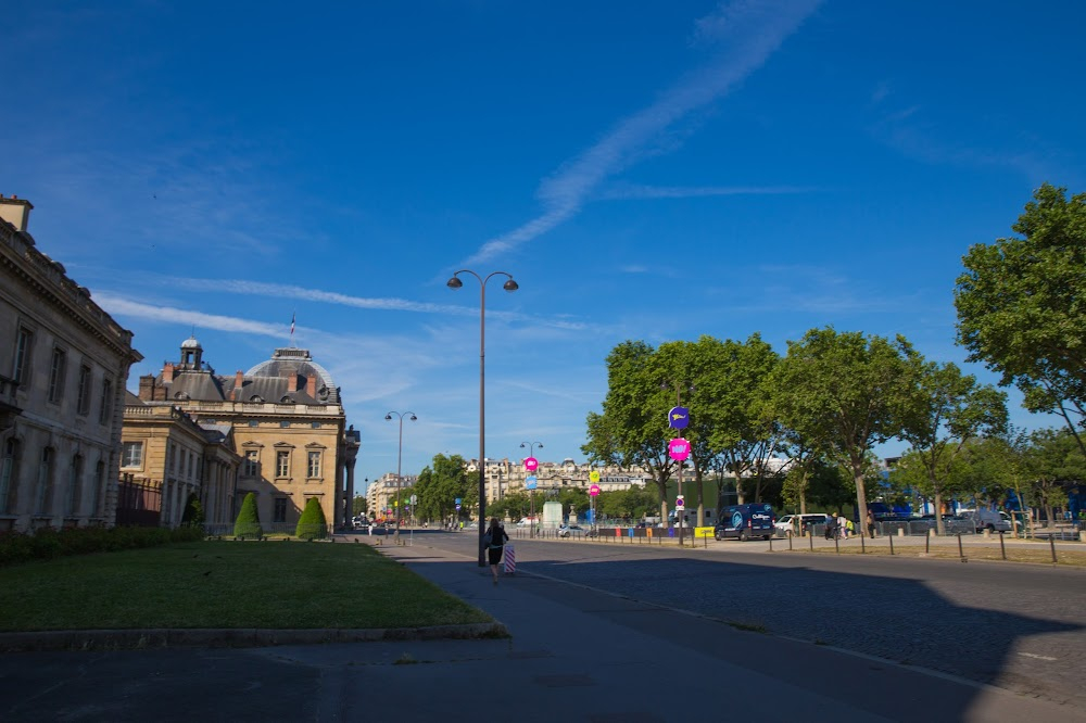 Le distrait : Pierre crosses the street with the blind man's stick