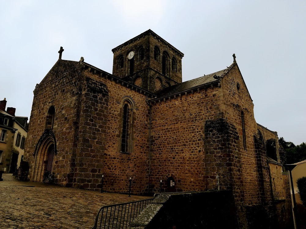 La ferme du pendu : village: church for the wedding, café, saddler's house