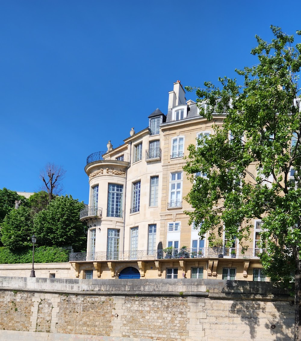 La fête à Henriette : After taking his revenge, Marcel runs out of the prosecutor's house