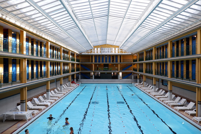 La fête à Henriette : a swimming-pool seen as the two writers create their film together