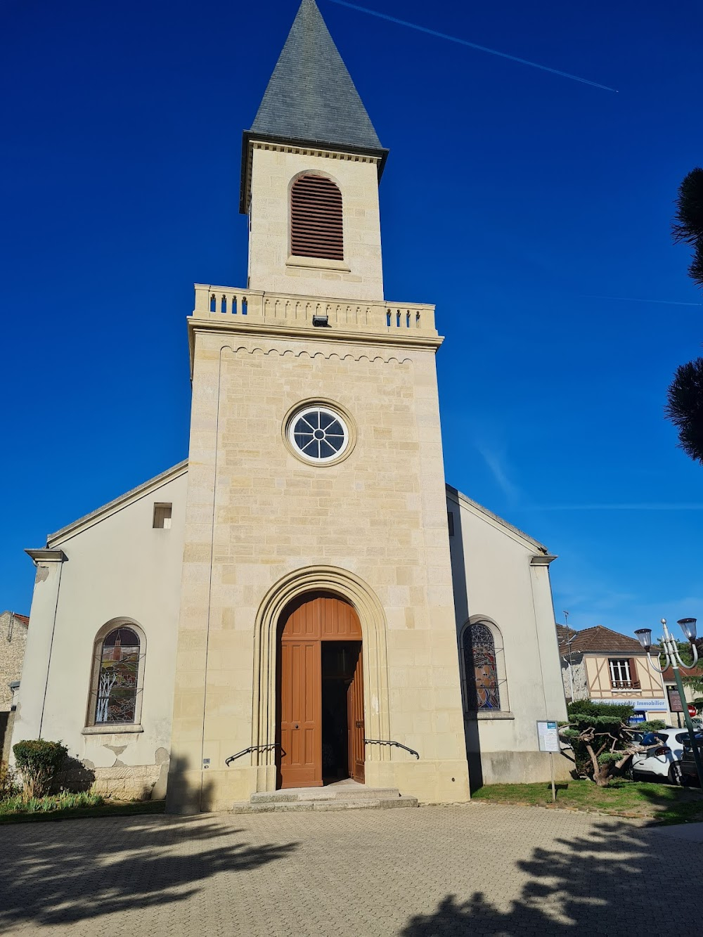 La fiancée du pirate : church seen in various shots