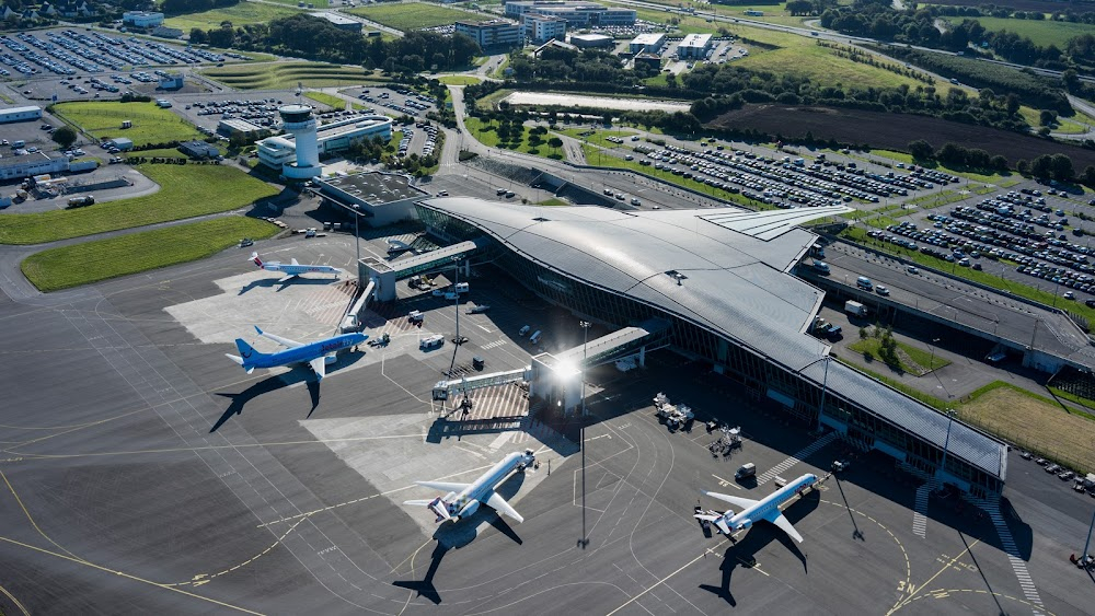 La fille de Brest : Brest airport