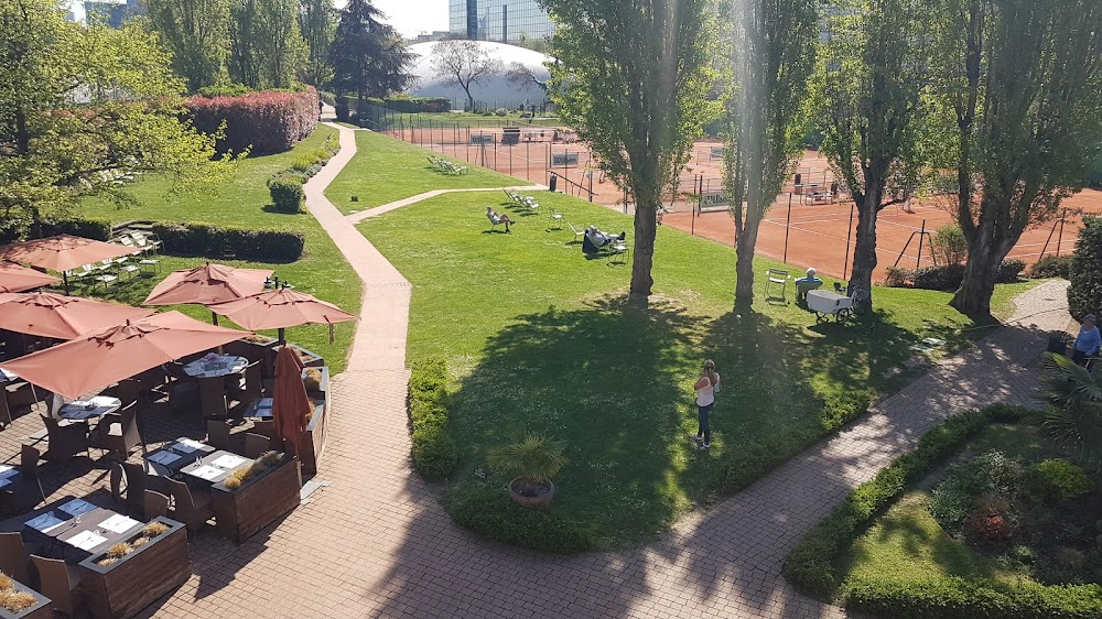 La fille de Brest : indoor tennis court