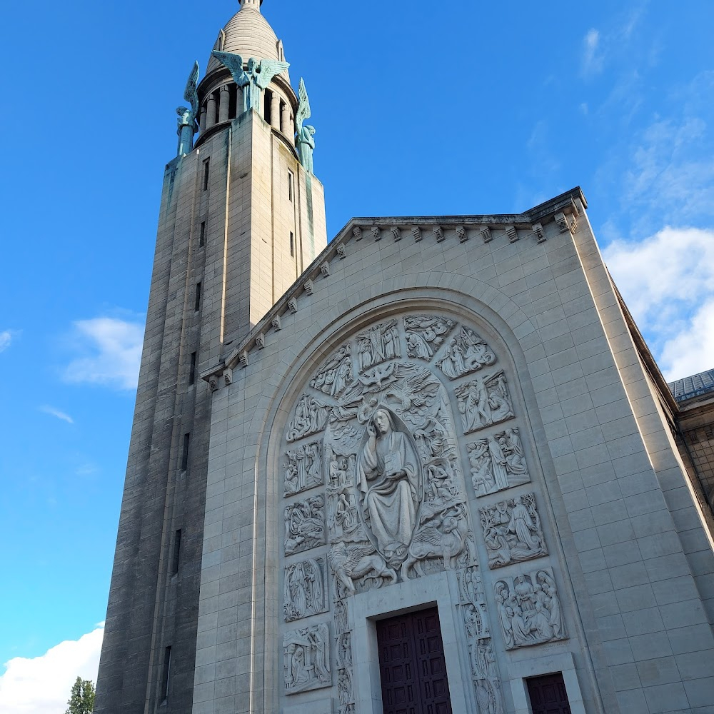 La fille de l'air : church tower with angel statues