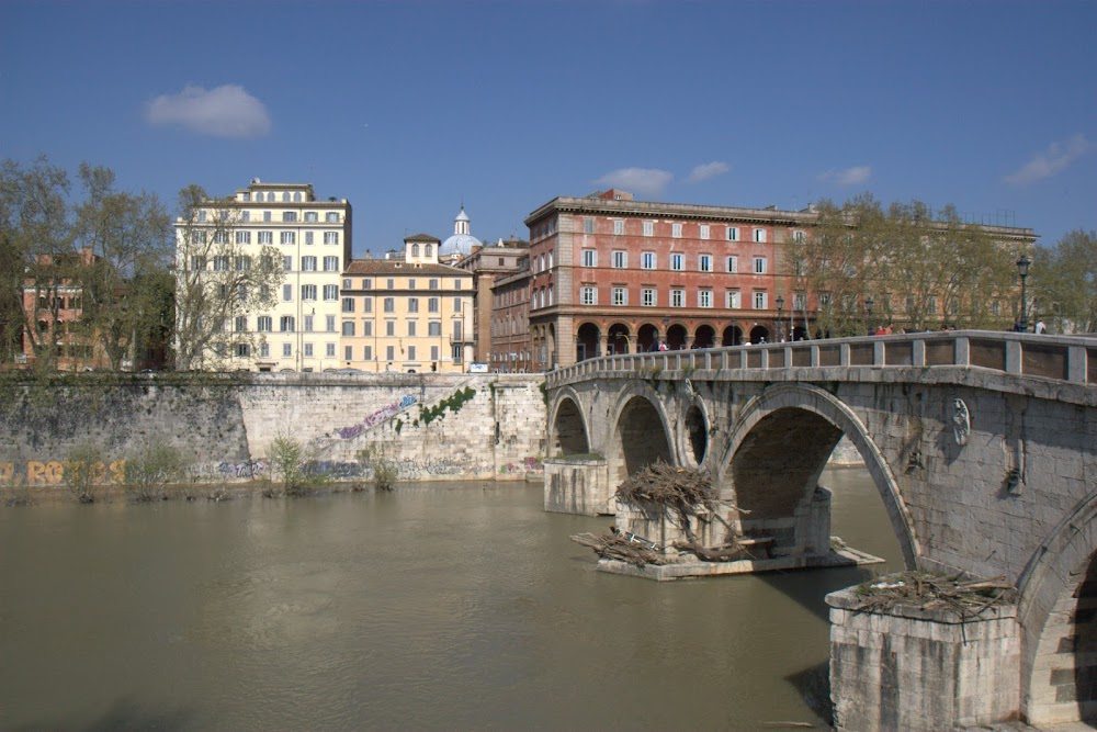 La finestra di fronte : where Giovanna and Filippo meet Simone