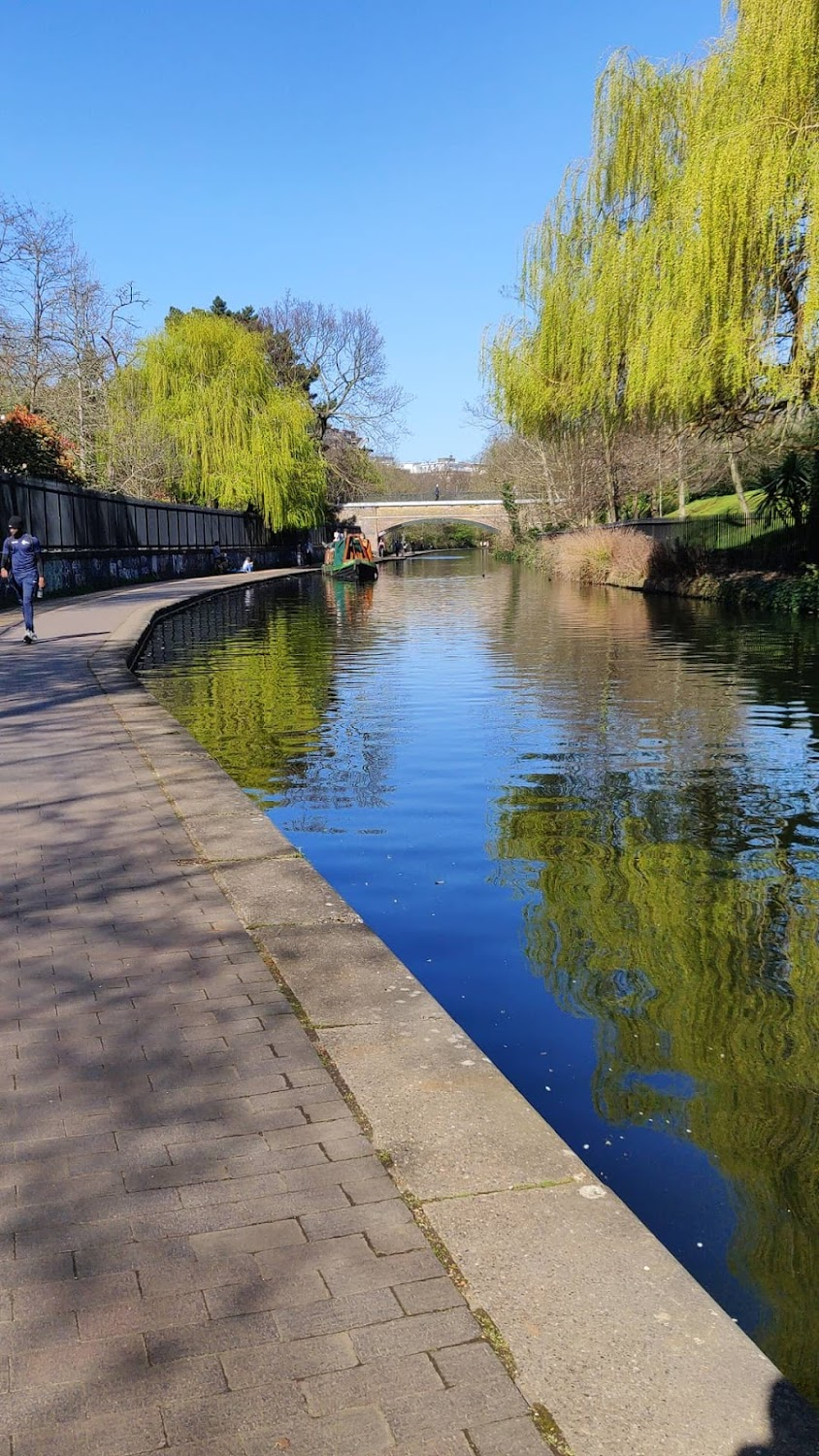 La flor : Episode 3: Theresa meeting her contact on the canal bank at Caledonian Rd