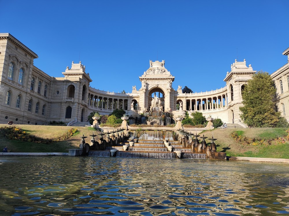 L'été l'éternité : colonnade and fountain