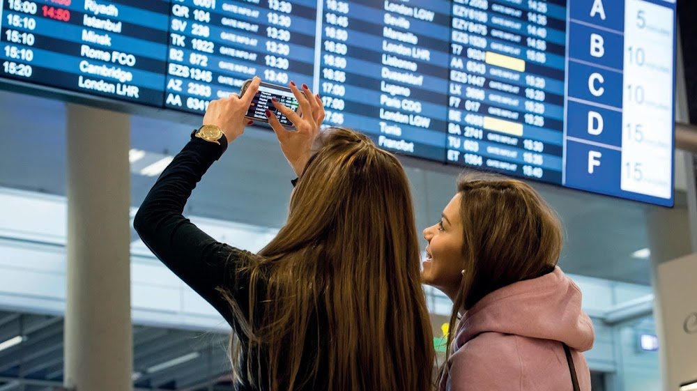 La mort de Belle : Lorraine's arrivel at the Geneva airport