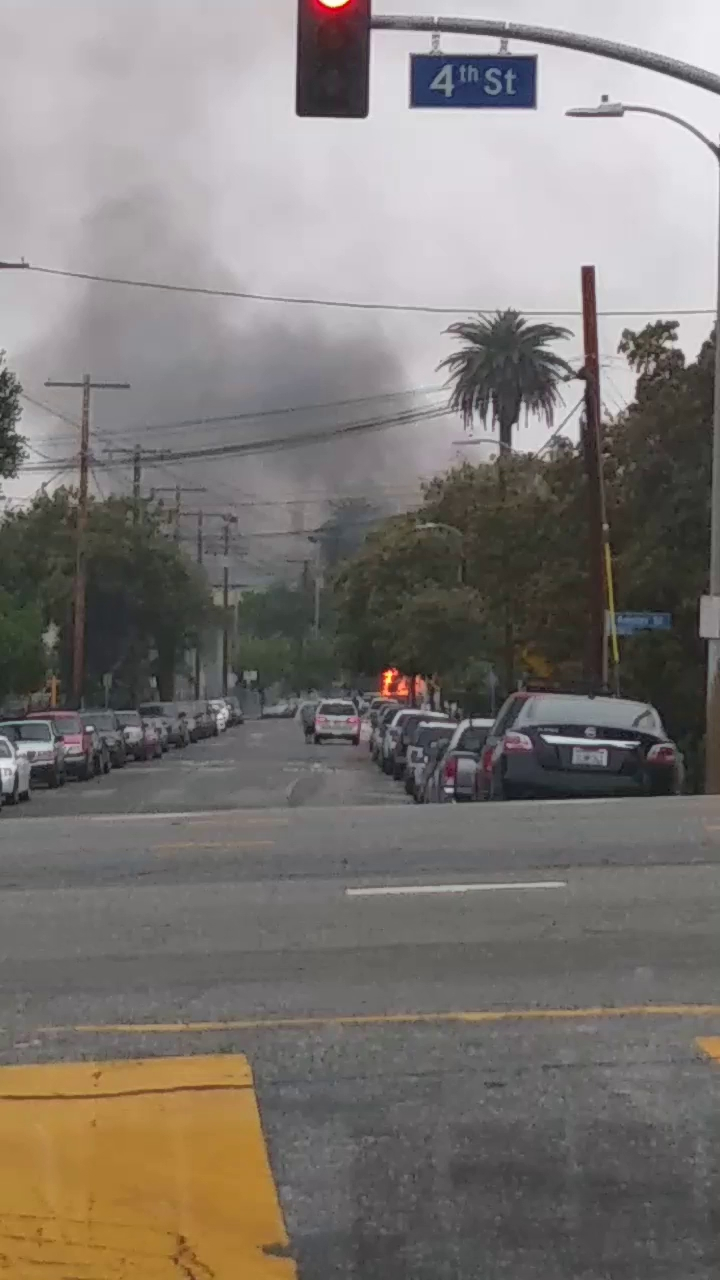 La La Land : car interior; Mia & husband in traffic jam before pulling onto offramp