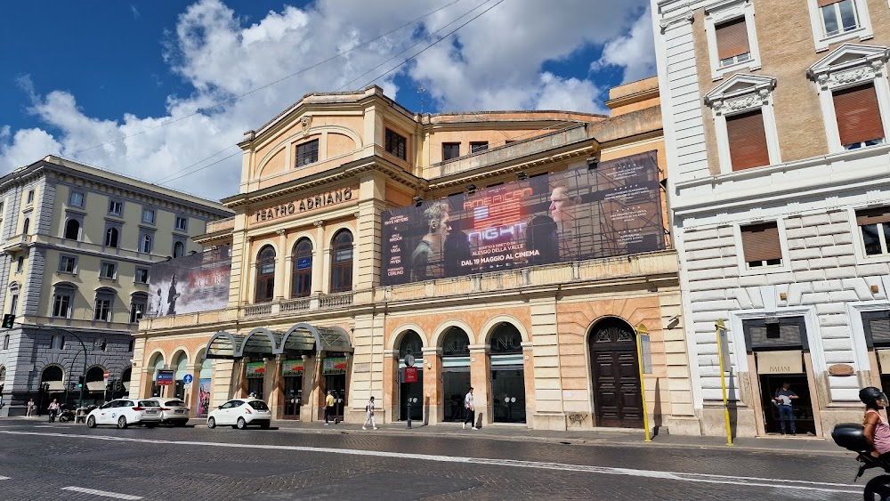 La luna : exterior location of the theater of scene above