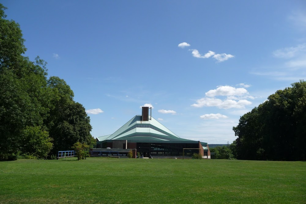 La marque des anges - Miserere : Colony concert hall exterior