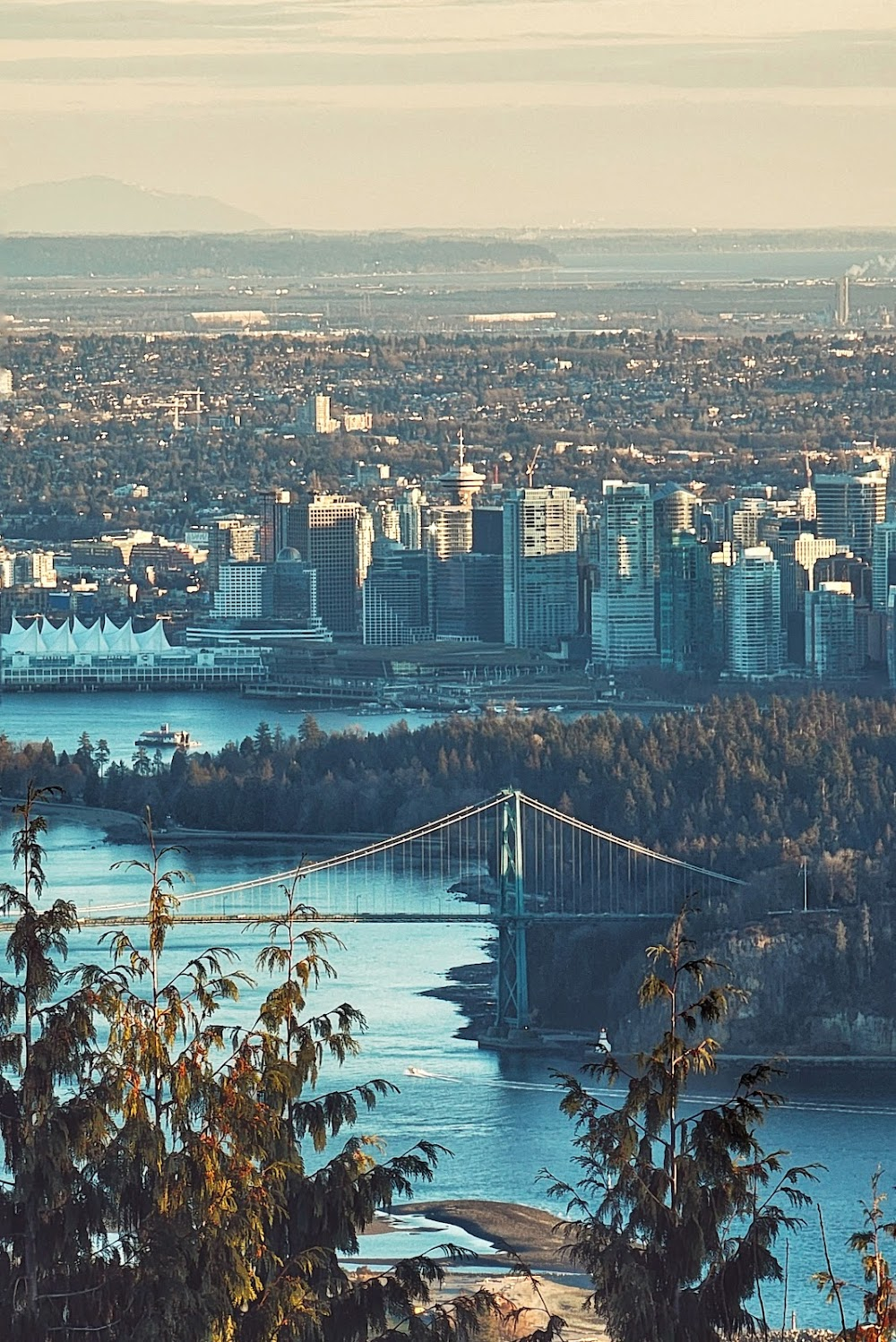 La menace : vw beetle surrounded by trucks approaching Vancouver